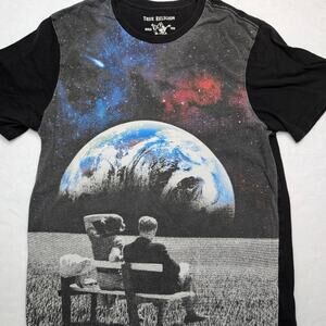 True Religion World Tour Mens T-Shirt XS Planet Stargazing Couple Park Bench Y2K